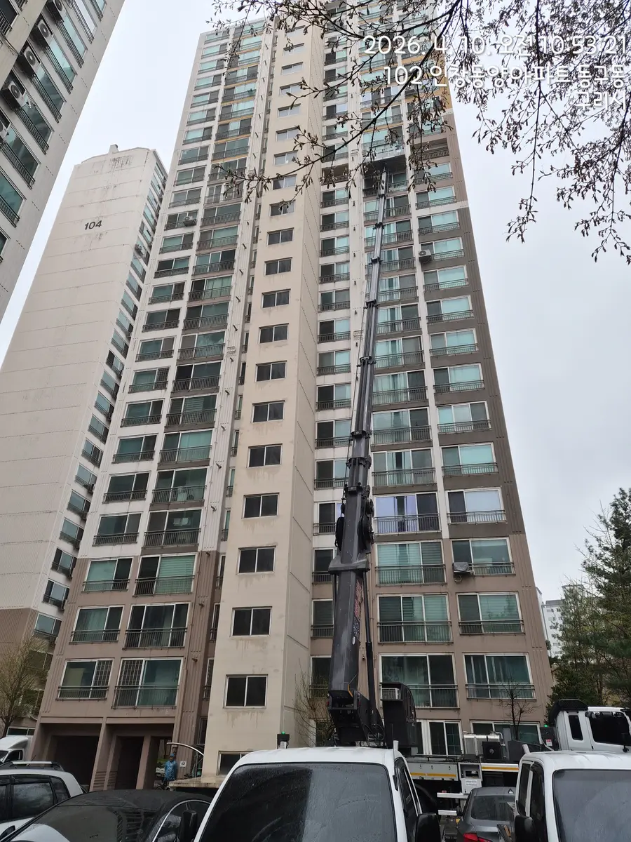 20층대 아파트 외벽 작업 중인 스카이차