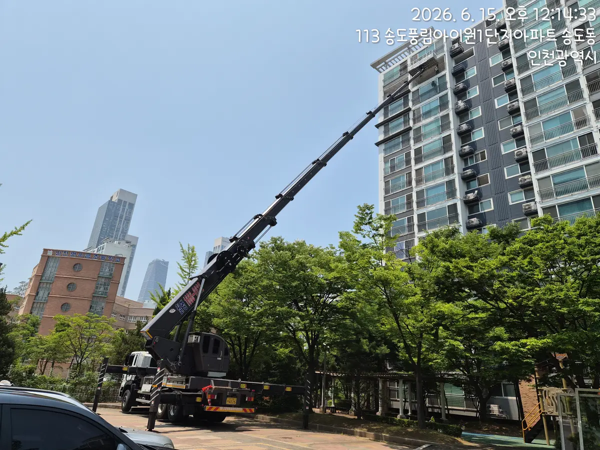 아파트 단지 앞에서 붐을 길게 뻗은 스카이차